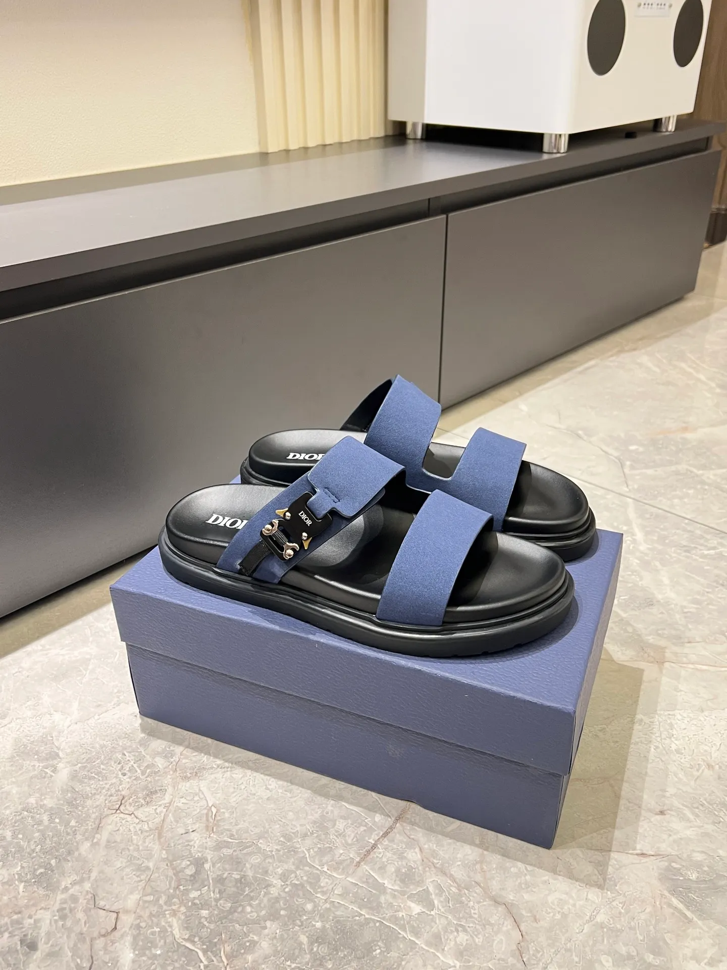 Men's Men's Shoes 💰p320 Dio* Men's Sandals Slippers. Showcasing Dior haute couture design. The Dior gray suede strap is accented with an aluminum Dior buckle for added style. Paired with a comfortable tonal notch sole, they pair easily with shorts or jeans for a sophisticated look. Main body: suede cow leather, technical fabric lining: cow leather, with adjustable straps, aluminum Dior buckle, Dior gray EVA insole, tonal notched rubber outsole splicing structure, size: 38-44 (customized at 45.46)